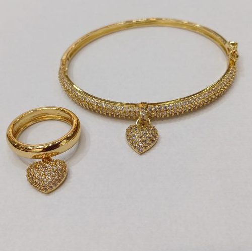 Conjunto bracelete e anel dourado com strass cravejado