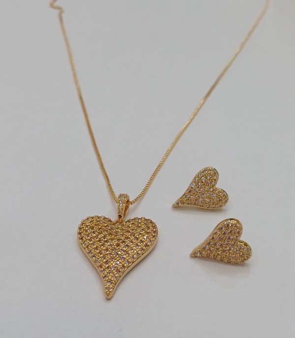 CONJUNTO COLAR E BRINCO CRAVEJADO EM STRASS, BANHO DOURADO.