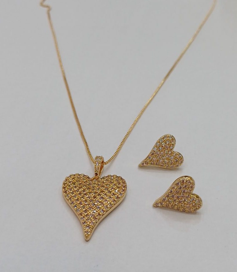 CONJUNTO COLAR E BRINCO CRAVEJADO EM STRASS, BANHO DOURADO.