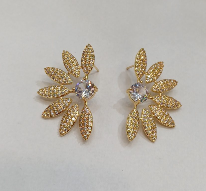 BRINCO MEIA FLOR CRAVEJADO EM STRASS, BANHO DOURADO.