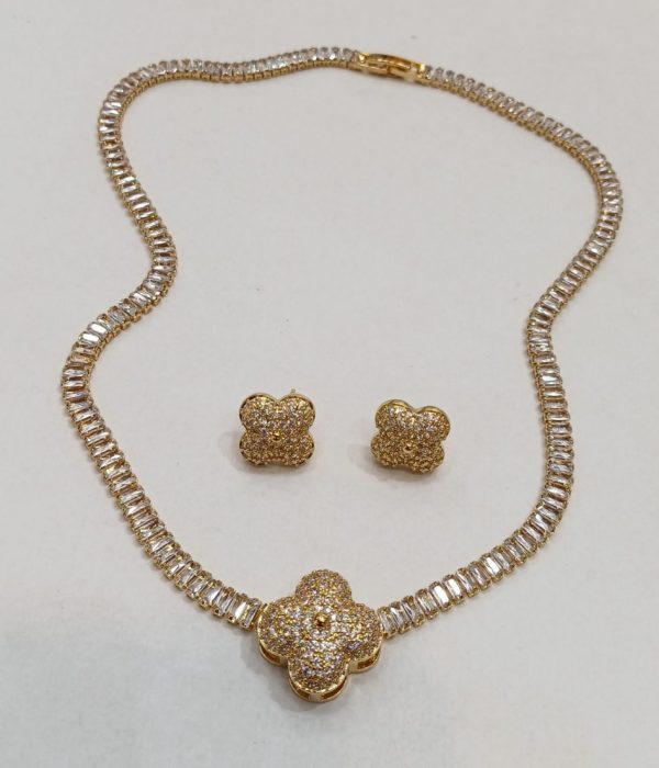 CONJUNTO COLAR E BRINCO, MODELO TREVO CRAVEJADO EM ZIRCÕNIA, BANHO DOURADO.