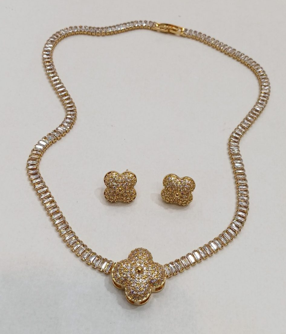 CONJUNTO COLAR E BRINCO, MODELO TREVO CRAVEJADO EM ZIRCÕNIA, BANHO DOURADO.